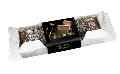 En mörk kaka  toppad med chokladkräm.